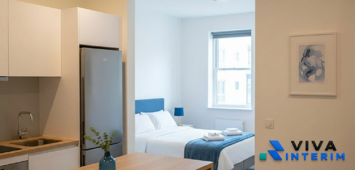 Intérieur d'un appartement moderne pour travailleurs, cuisine équipée et chambres.