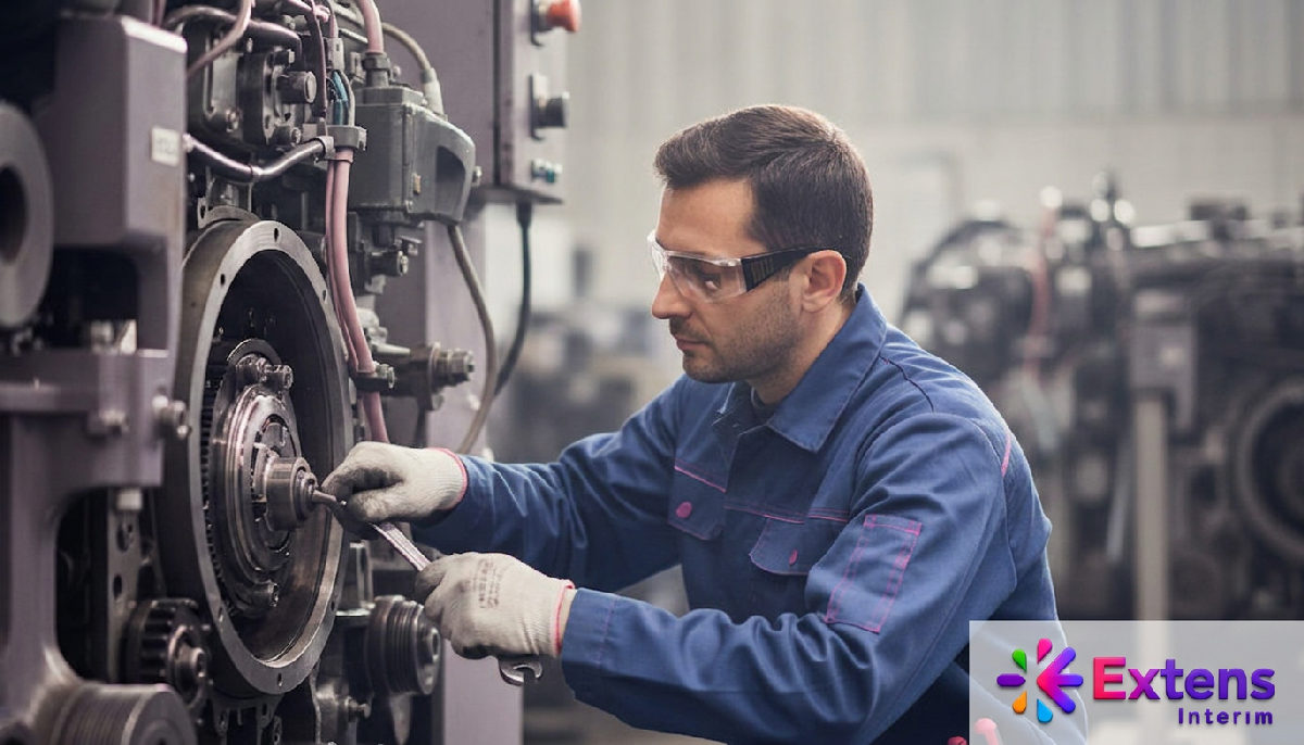 Technicien roumain réparant une machine industrielle complexe.