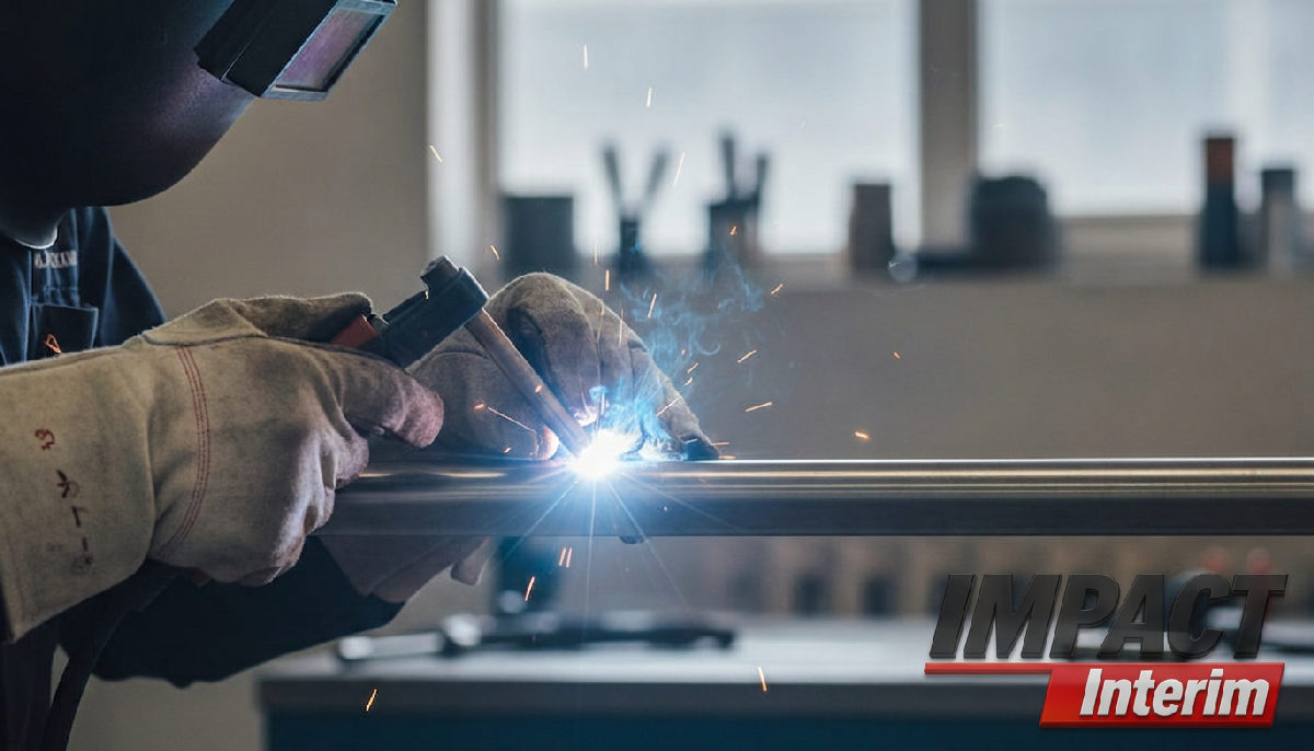 Gros plan sur les mains expertes d'un technicien roumain effectuant une soudure.