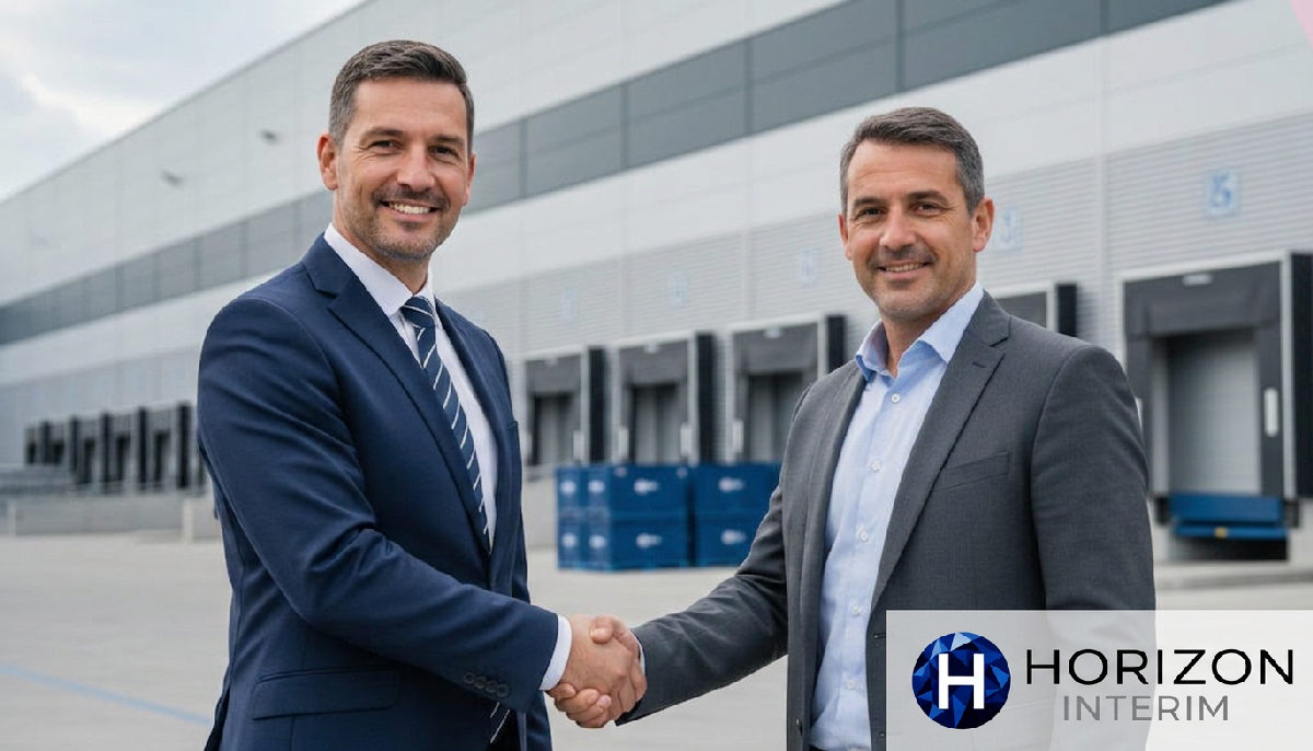 Collaboration réussie entre un professionnel français et un roumain dans un entrepôt.