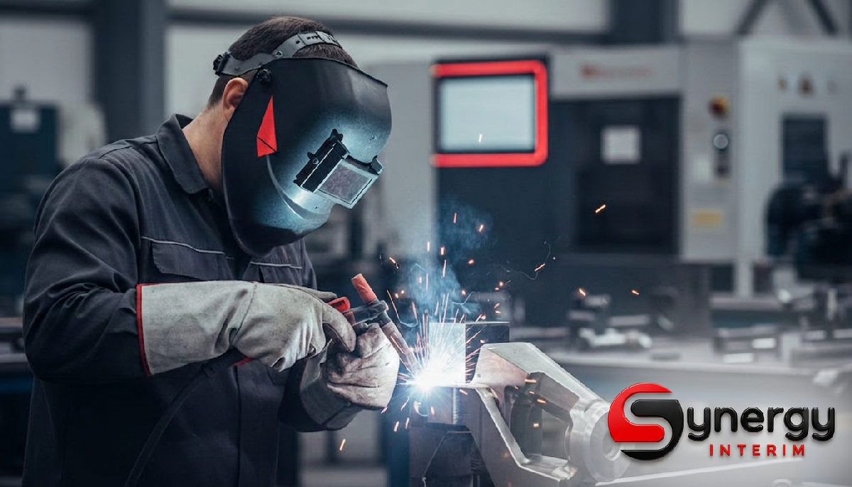 Technicien roumain réalisant une soudure de précision.