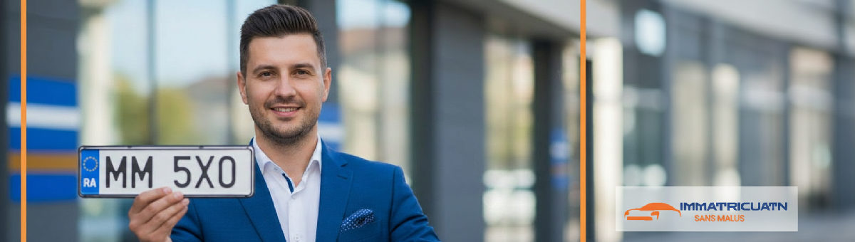 Un homme reçoit ses nouvelles plaques d'immatriculation roumaines.