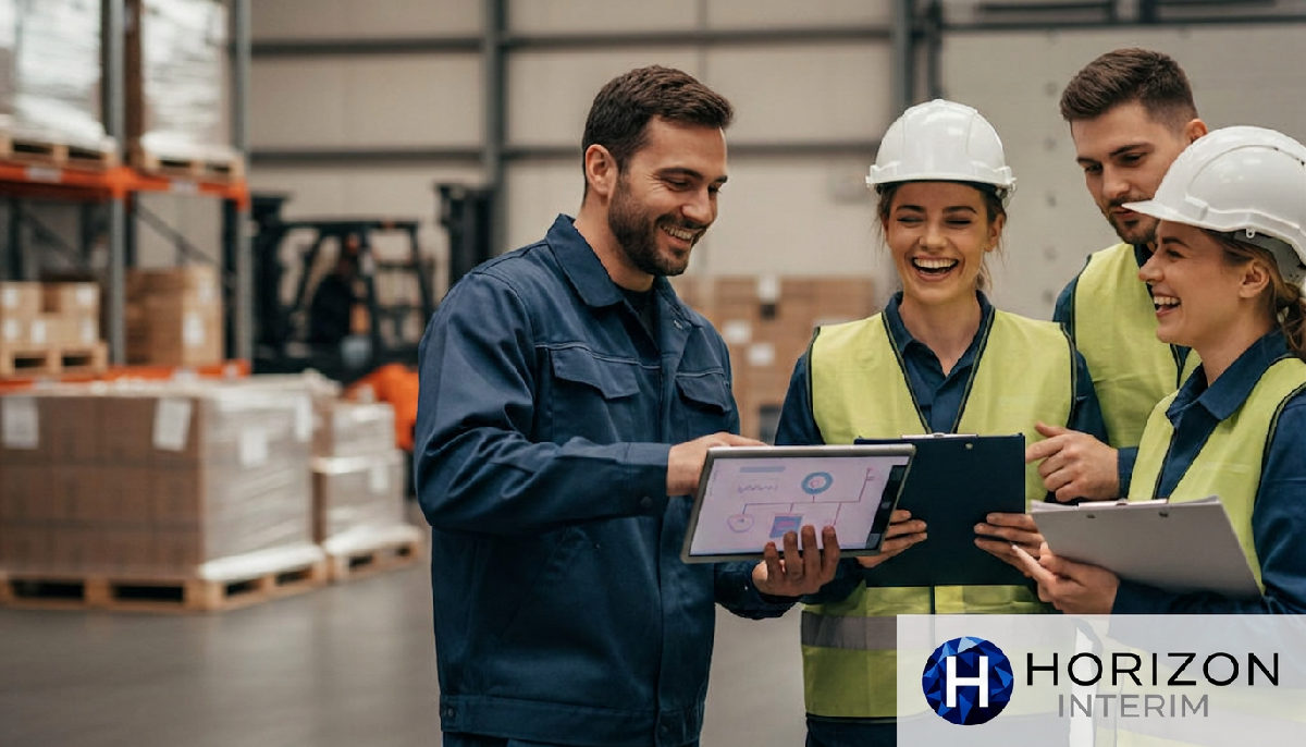 Travailleurs français et roumains collaborent joyeusement dans une entreprise de logistique.