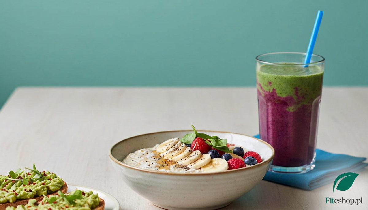 szybkie fit śniadania przepisy - Kolorowe i szybkie fit śniadania na stole: owsianka, smoothie, kanapki z awokado.