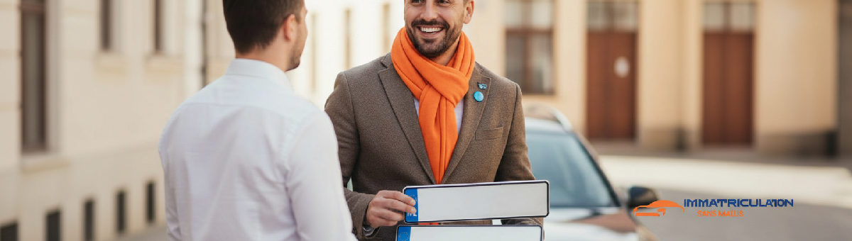 Client souriant avec ses nouvelles plaques d'immatriculation roumaines.