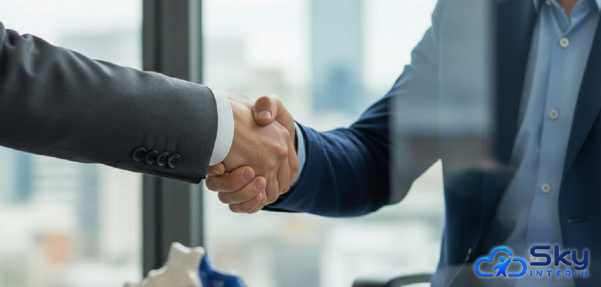 Poignée de main entre un recruteur français et un professionnel roumain.