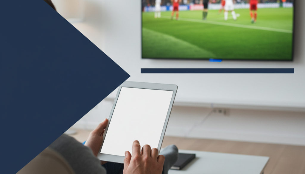 Nutzer konfiguriert IPTV-App am Tablet, Fußball läuft im Hintergrund.