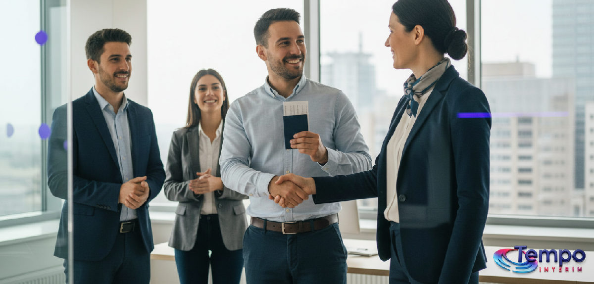 Employeur français expliquant des documents à un travailleur.