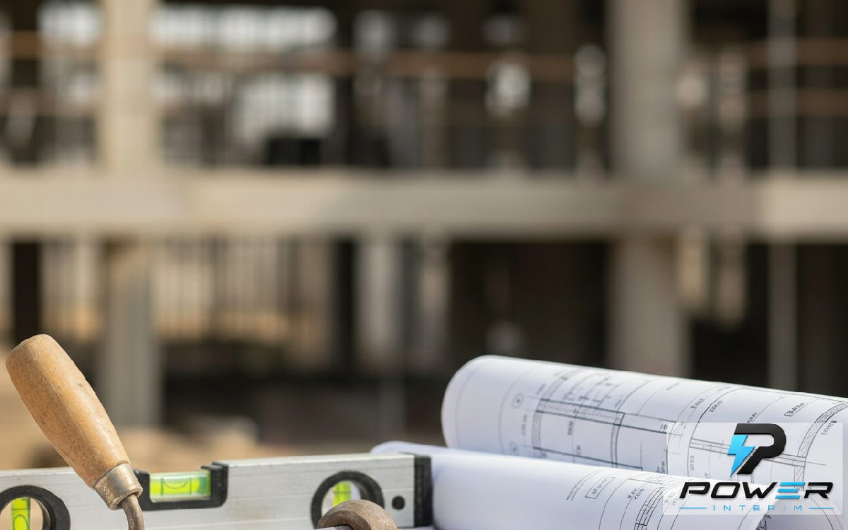 Outils de maçonnerie et plans de construction sur un chantier.