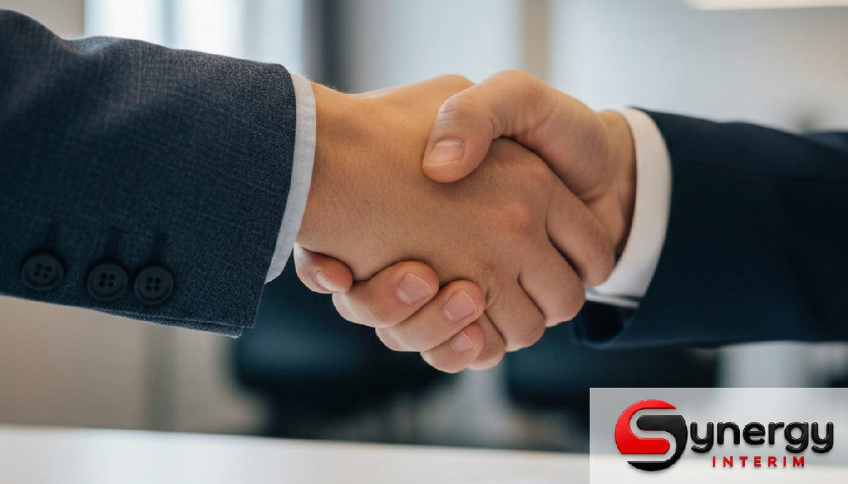 Synergie : choisir une agence d'intérim roumaine fiable 2 Poignée de main sur un contrat : partenariat sécurisé entre un manager français et une agence d'intérim.