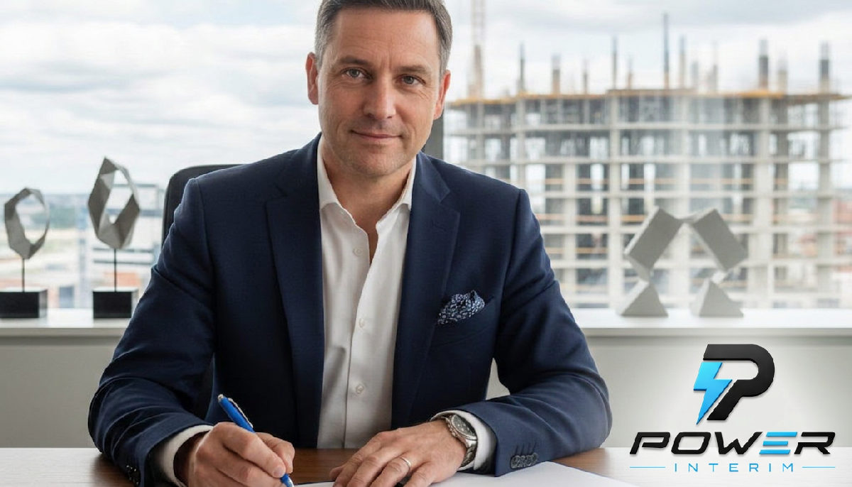 garantie financière intérim - Chef serein signant une garantie financière avec vue sur un chantier.