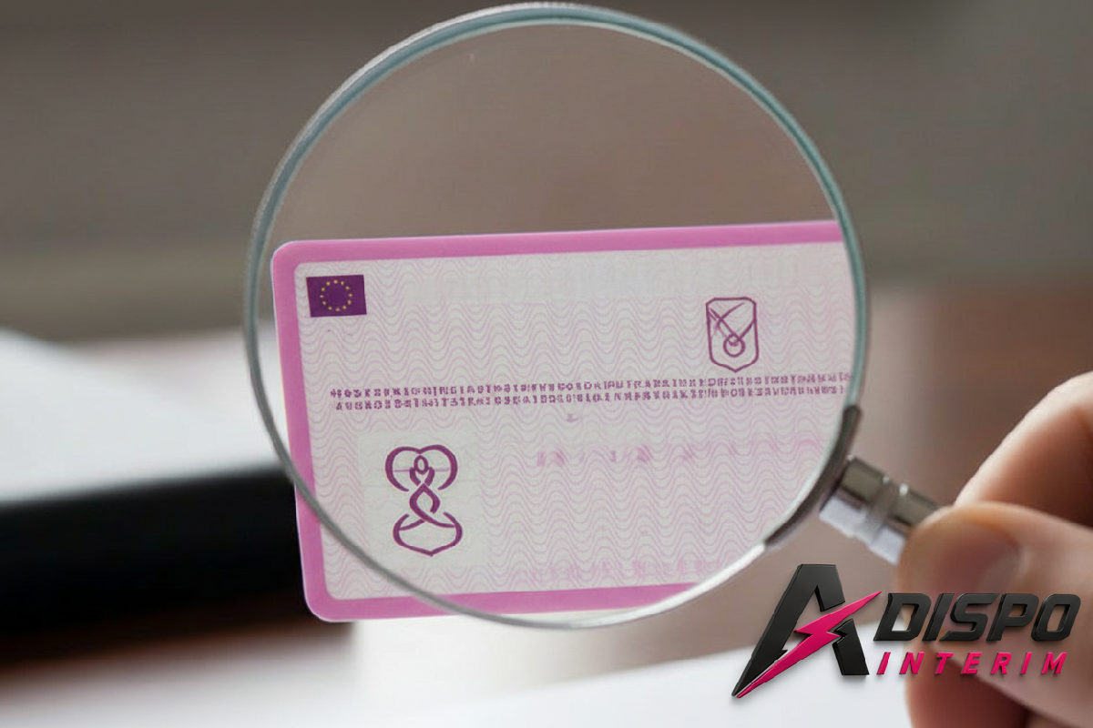 Gros plan sur les éléments de sécurité d'un permis européen sous une loupe.