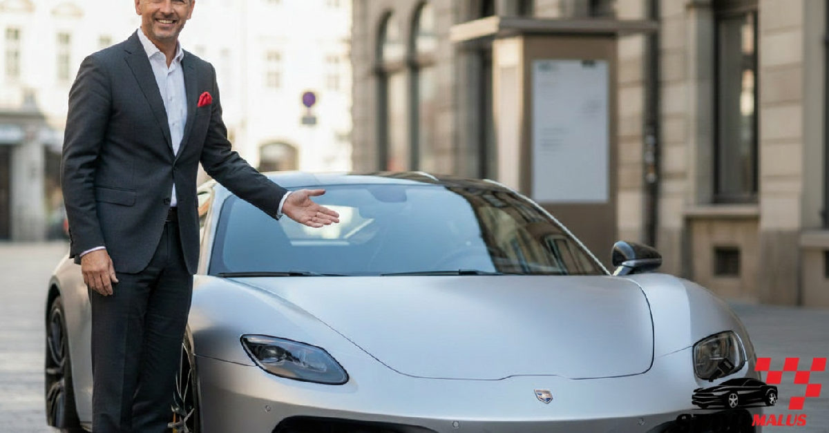 Propriétaire heureux devant sa supercar, symbole d'économies.