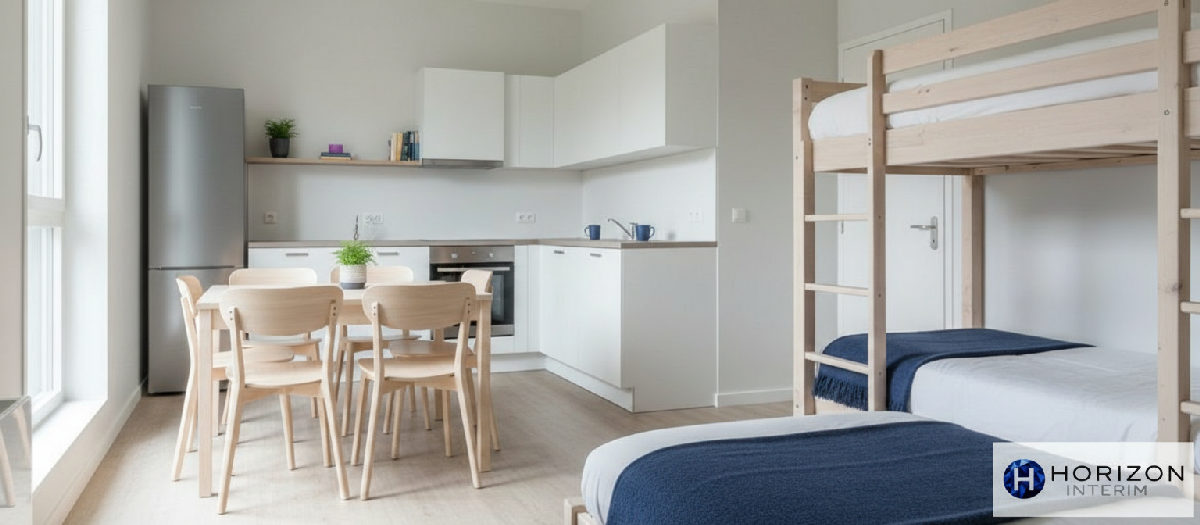 Logement collectif ouvrier : intérieur propre et moderne.