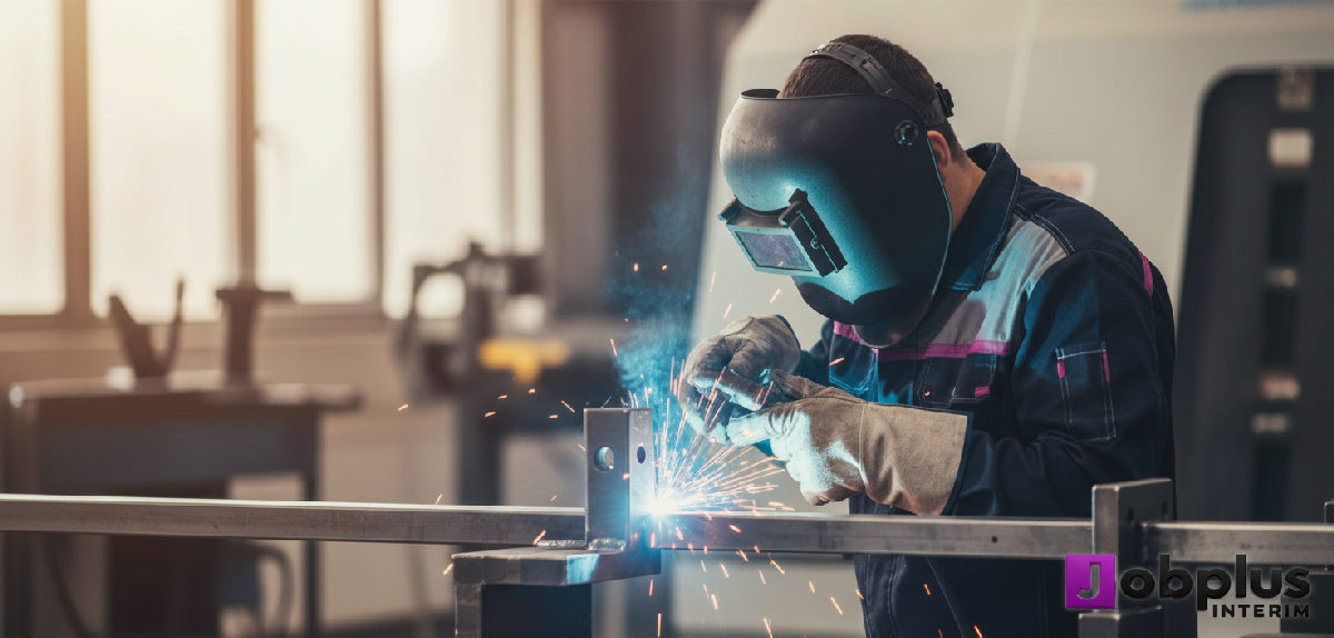 Un ouvrier roumain effectue une soudure de précision.